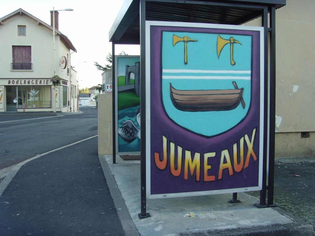 Le Bravard Jumeaux Luaran gambar