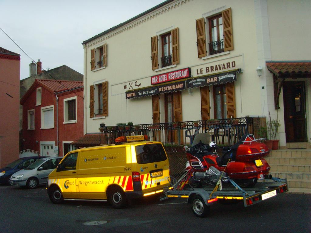 Le Bravard Jumeaux Luaran gambar